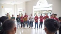 Ketua Umum KONI Aceh Besar Bakhtiar, ST, MSi, menyampaikan motivasi saat melepaskan pemain PSAB mengarungi Liga 4 nasional di Bandara Sultan Iskandar Muda (SIM) Blang Bintang, Aceh Besar, Minggu (20/4/2025). FOTO/MC ACEH BESAR
