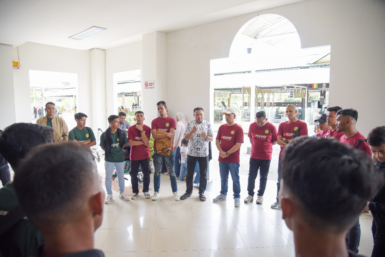 Ketua Umum KONI Aceh Besar Bakhtiar, ST, MSi, menyampaikan motivasi saat melepaskan pemain PSAB mengarungi Liga 4 nasional di Bandara Sultan Iskandar Muda (SIM) Blang Bintang, Aceh Besar, Minggu (20/4/2025). FOTO/MC ACEH BESAR